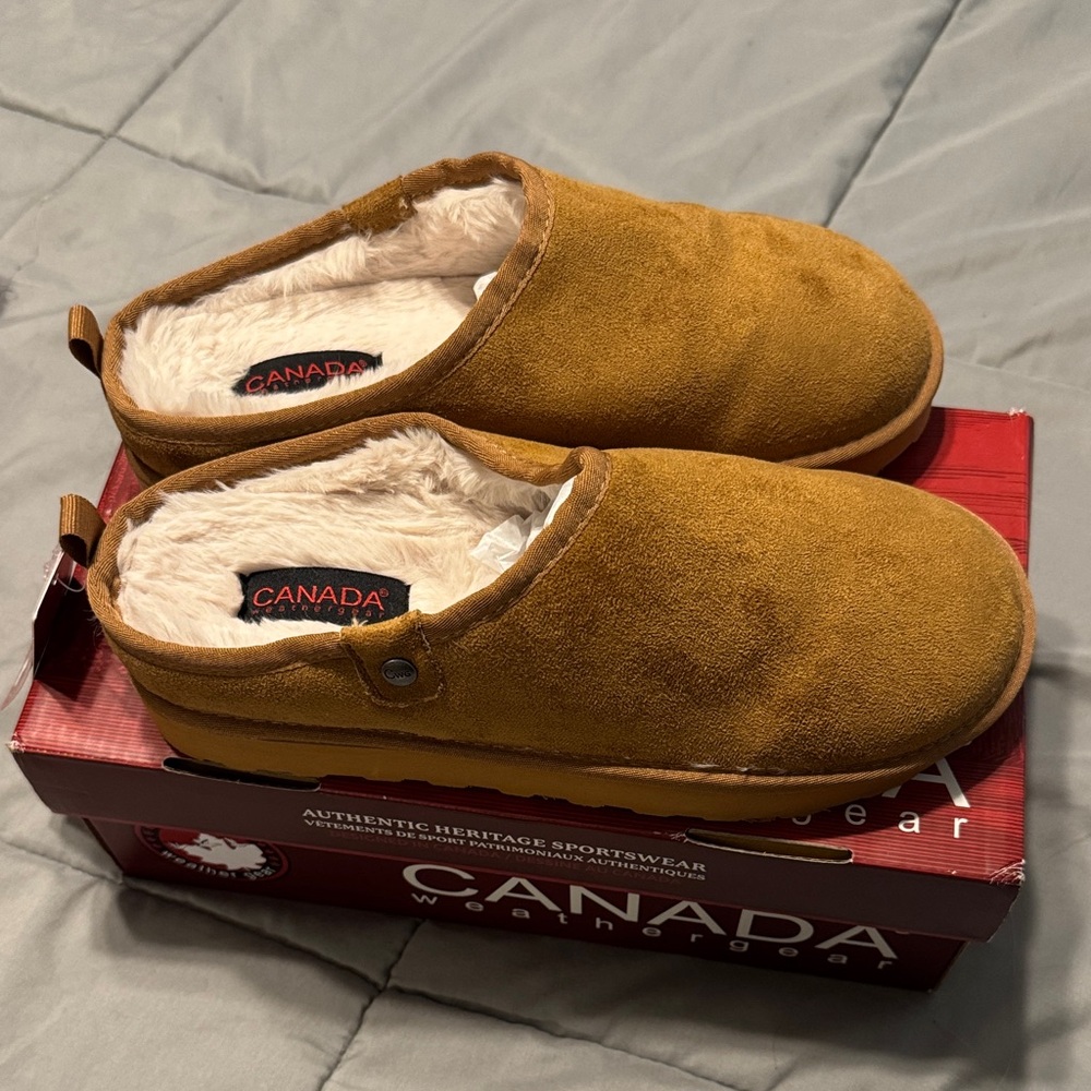Canada Weather Gear Women's Tan Slippers